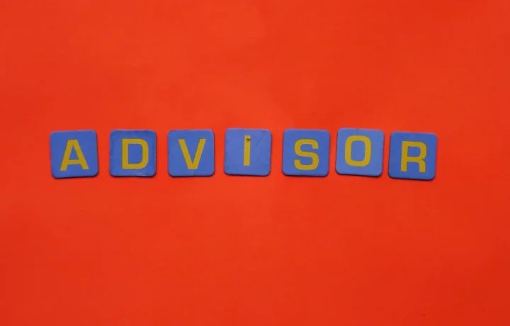 Blue tiles arranged to spell 'advisor' against a bold red background, symbolizing guidance and essential tips