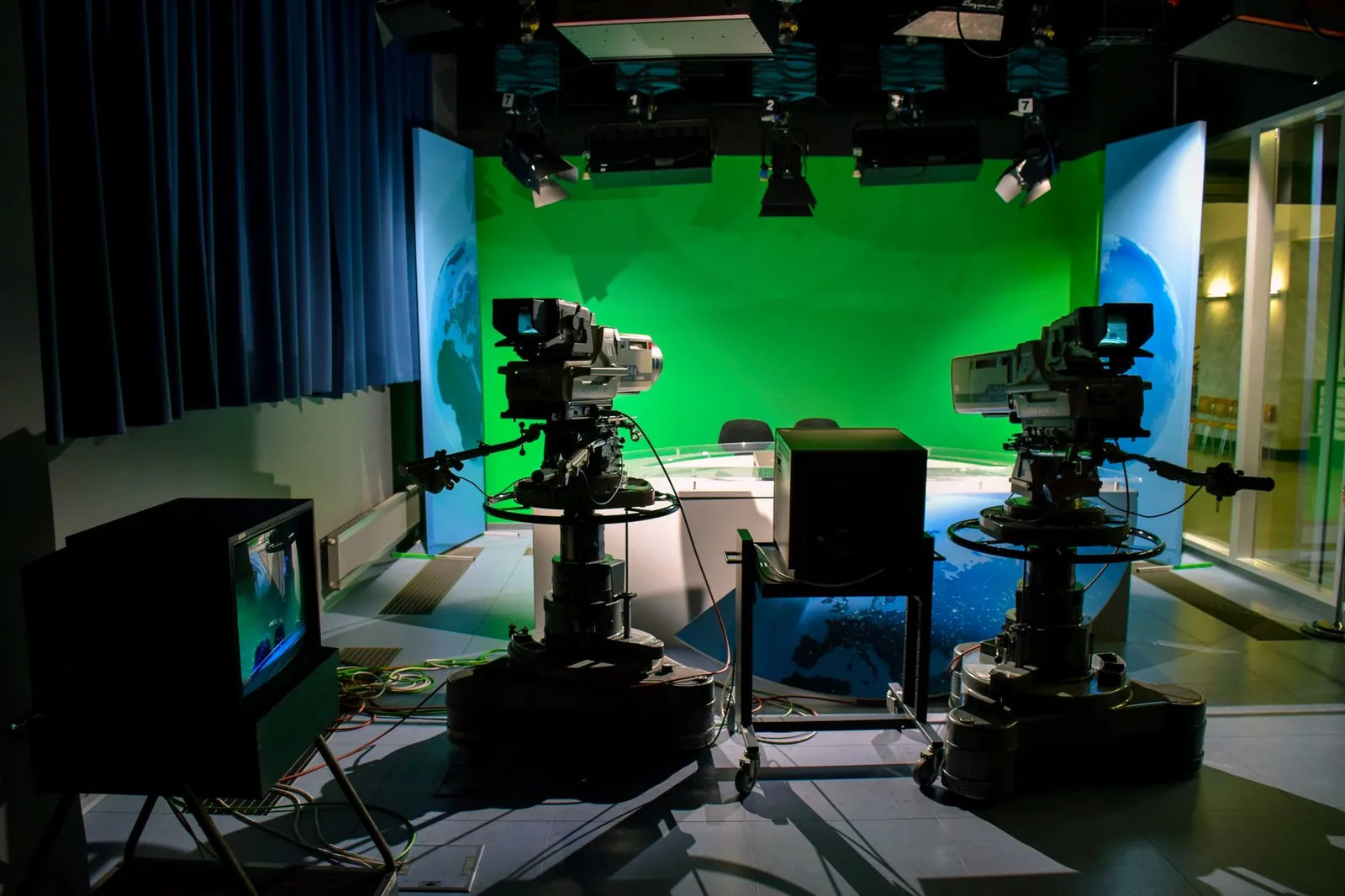 TV studio setup with cameras and a green screen, ideal for prompter-friendly production formats
